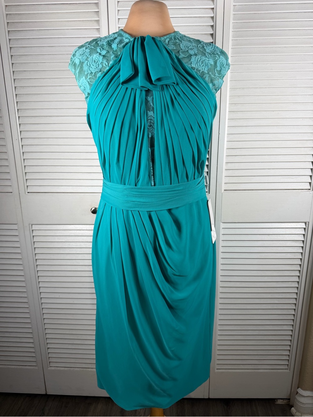 JJ’s House NWT Jade Lace Pleated Cocktail Dress Size 12 Built-In Cups